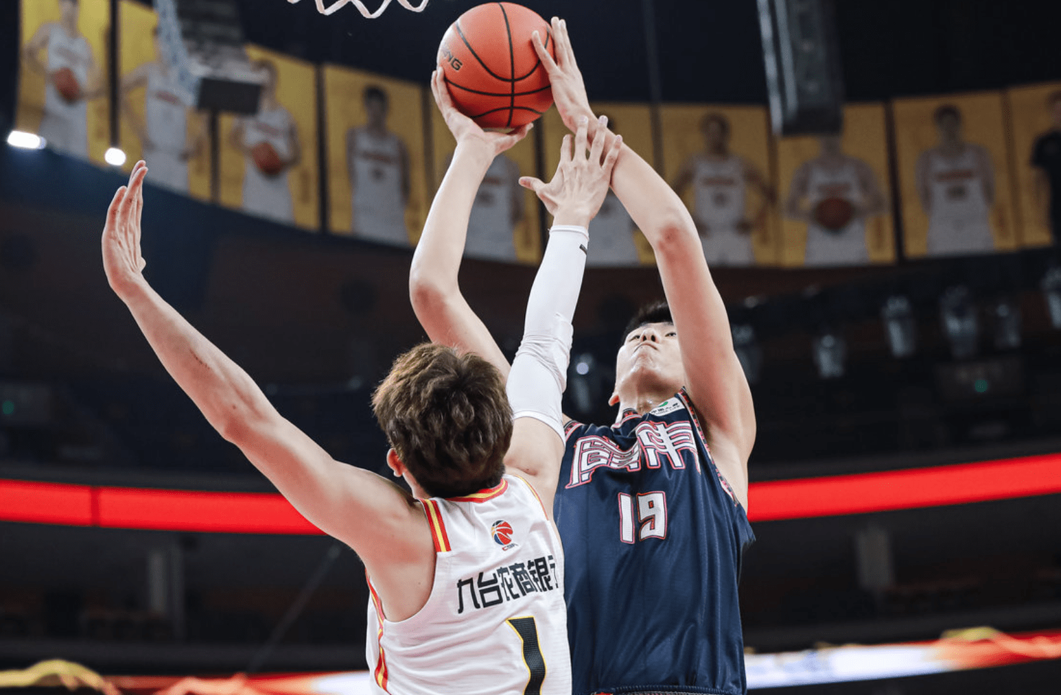 吉林队险胜上海队，易建联点燃赛场